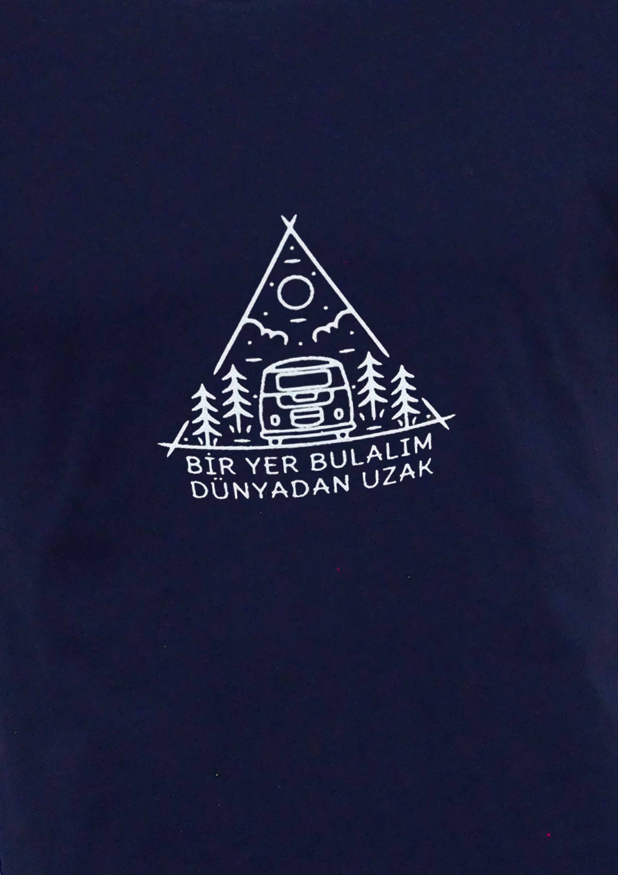 FFM%20İSTANBUL%20BİR%20YER%20BULALIM%20DÜNYADAN%20UZAK%20YAZILI%20BASIC%20T-SHIRT